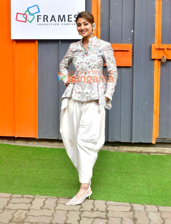 photos shilpa shetty snapped on the sets of super dancer 5 5 4