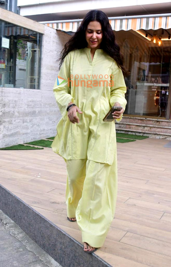 photos sonam bajwa snapped outside a salon in khar 5 2