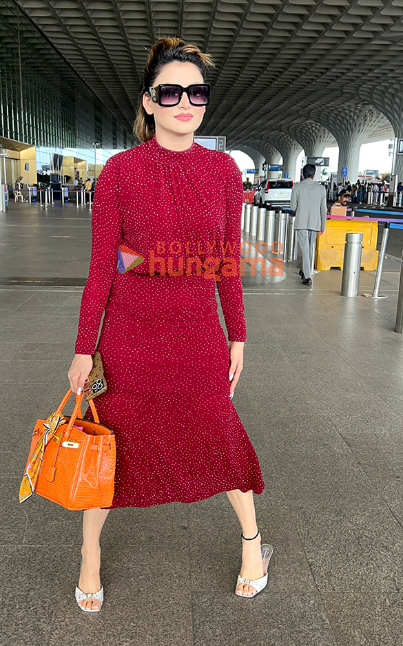 photos urvashi rautela and karisma kapoor snapped at the airport 3