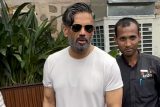 Suniel Shetty spotted having chit chat with his team