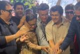 Sonu Nigam birthday cake cutting with Anu Malik