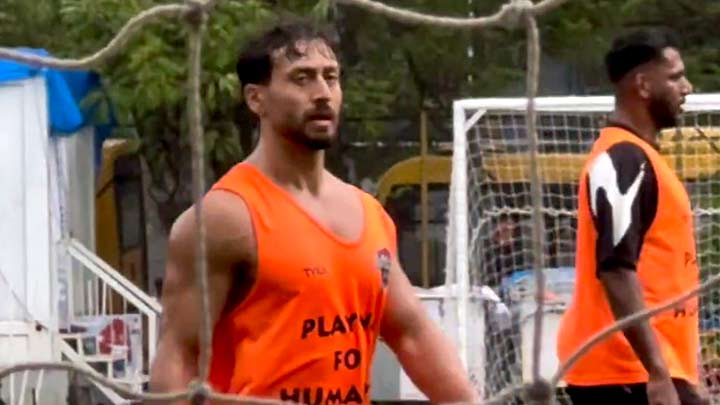 Tiger Shroff playing football in barish is so DDLJ coded