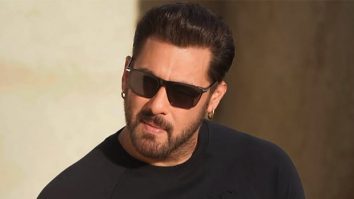 Salman Khan dances to dhol with Arpita Khan and Sonakshi Sinha at Ganpati Visarjan; watch