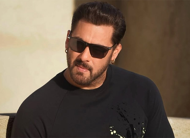 Salman Khan dances to dhol with Arpita Khan and Sonakshi Sinha at Ganpati Visarjan; watch : Bollywood News – Bollywood Hungama