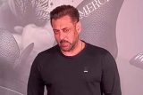 Paps go crazy when Bhai aka Salman Khan arrives in style