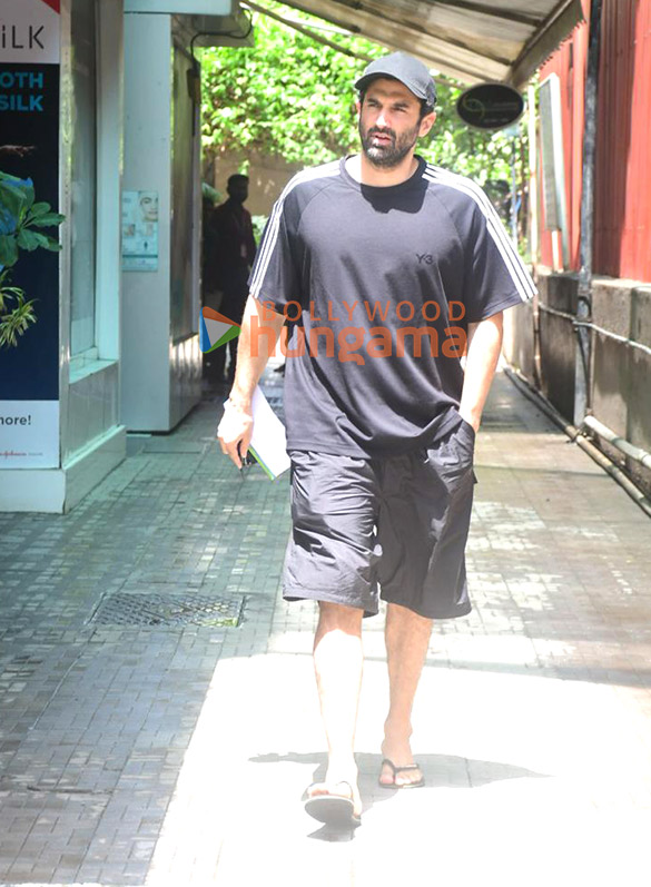 photos aditya roy kapur snapped outside an eye clinic in bandra 2