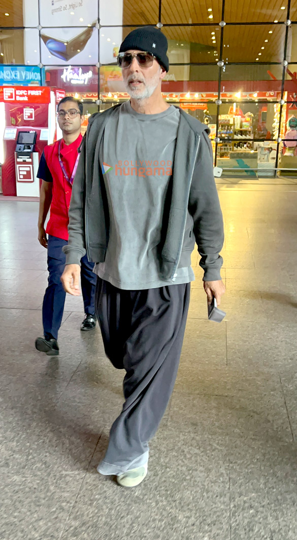 photos akshay kumar snapped at the airport 2 5