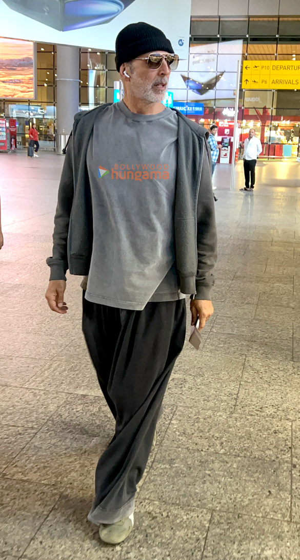 photos akshay kumar snapped at the airport 3 5