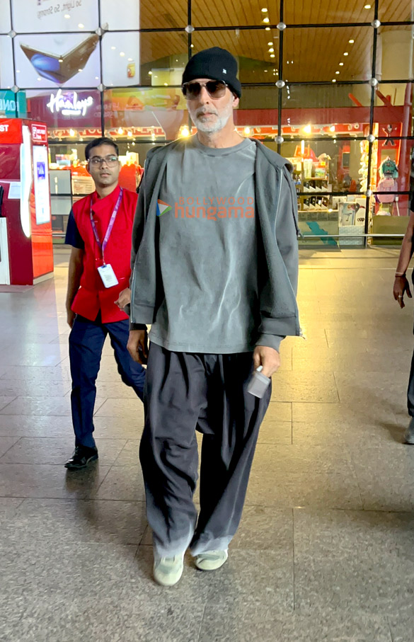 photos akshay kumar snapped at the airport 4 3