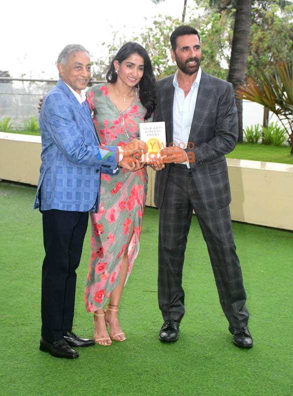 Photos: Akshay Kumar snapped attending a book launch Photos: Akshay Kumar snapped attending a book launch