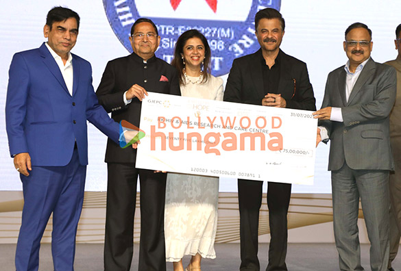 Photos: Anil Kapoor presents a Rs. 75 lakh cheque to Dr. Dharmendra Kumar at GJEPC event for Nation’s Largest Free Medical Camp Photos: Anil Kapoor presents a Rs. 75 lakh cheque to Dr. Dharmendra Kumar at GJEPC event for Nation’s Largest Free Medical Camp