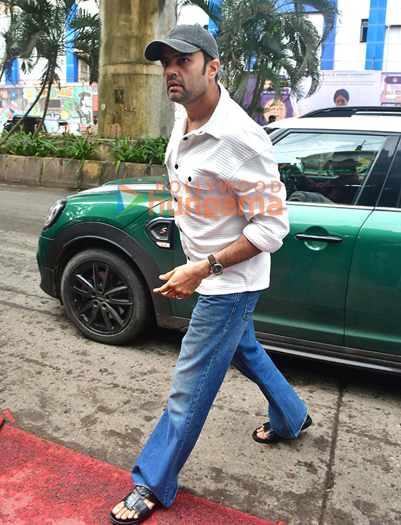 photos bobby deol daisy shah and others attend late sundar singh jollys prayer meet 4