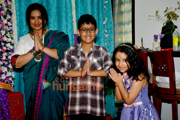 photos divya dutta welcomes ganpati at her residence 5