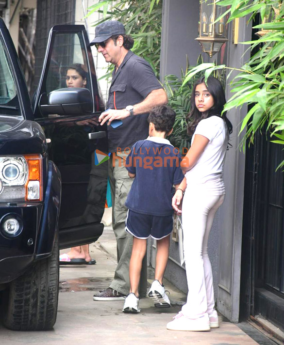 photos fardeen khan snapped outside a salon in bandra 3