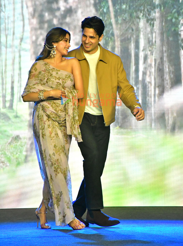photos janhvi kapoor sidharth malhotra sonu nigam shreya ghoshal and others grace the music launch of param sundari 7