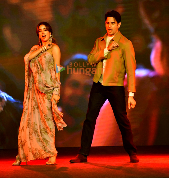 photos janhvi kapoor sidharth malhotra sonu nigam shreya ghoshal and others grace the music launch of param sundari 8