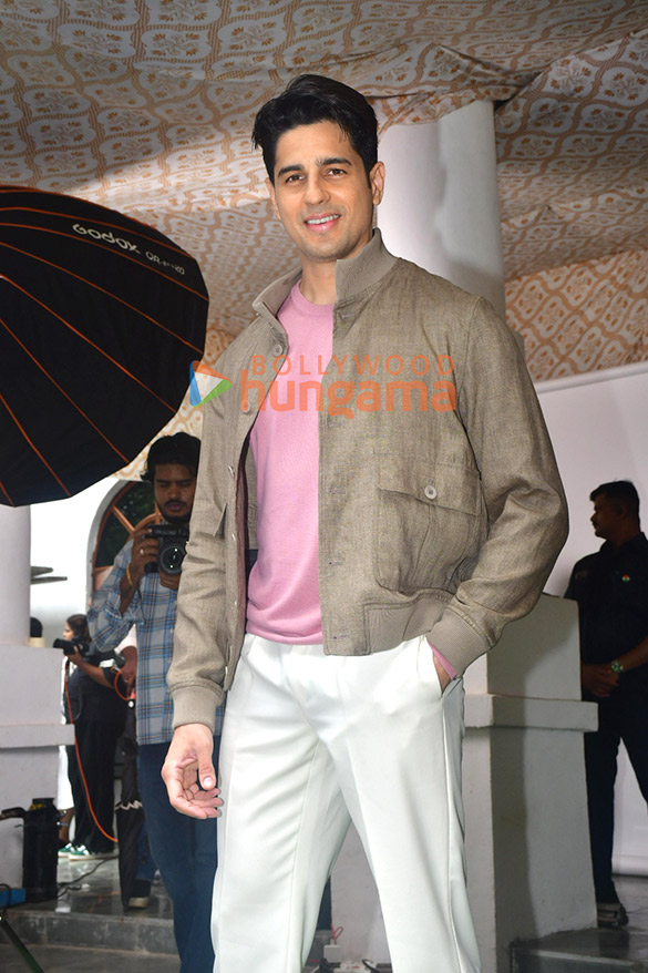 photos janhvi kapoor and sidharth malhotra snapped promoting param sundari on the sets of the kapil sharma show 1 photos janhvi kapoor and sidharth malhotra snapped promoting param sundari on the sets of the kapil sharma show 1