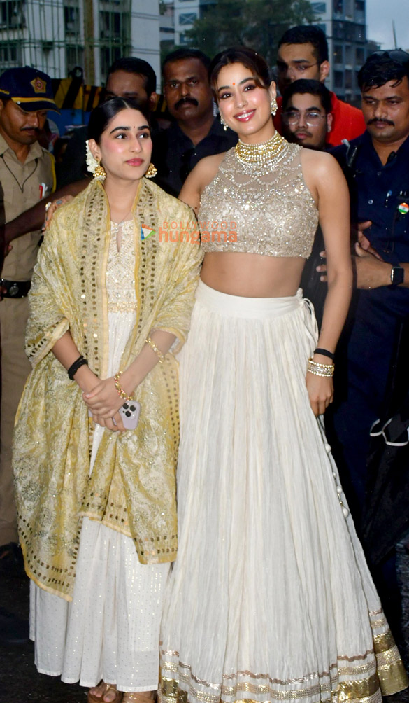 photos janhvi kapoor attends the dahi handi celebrations in ghatkopar 5