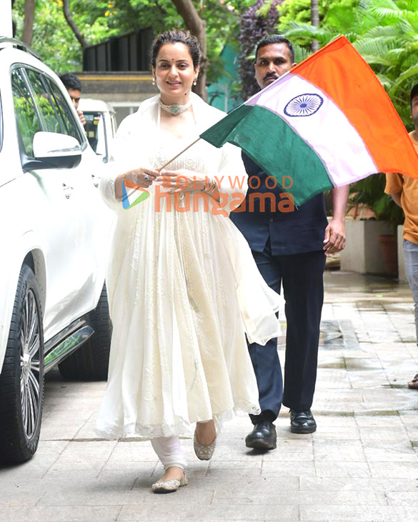 photos kangana ranaut celebrate independence day at her residence in khar 2