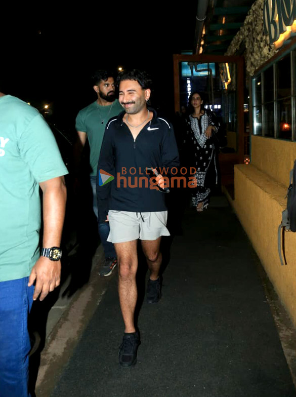 Photos: Kim Sharma and Orhan Awatramani snapped in Bandra Photos: Kim Sharma and Orhan Awatramani snapped in Bandra