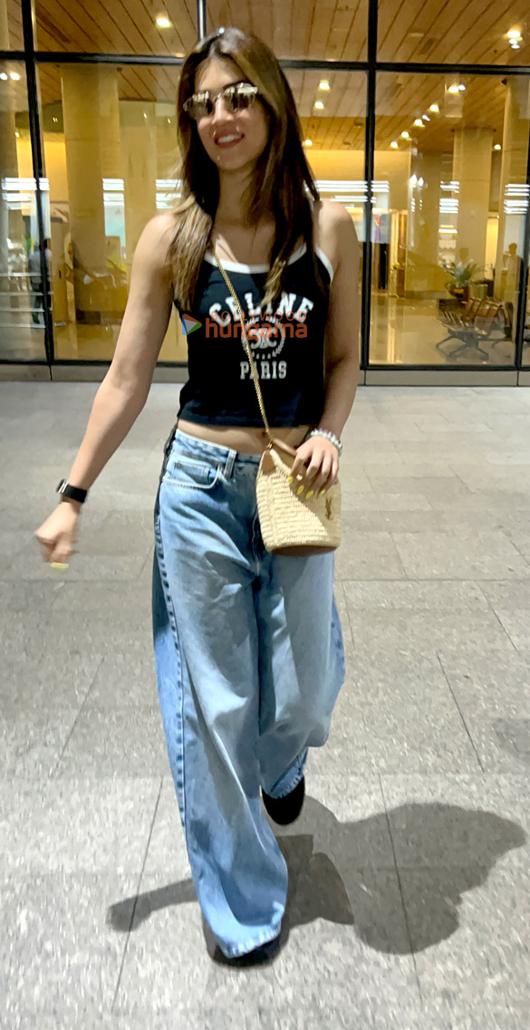 photos kriti sanon snapped at the airport 2 7