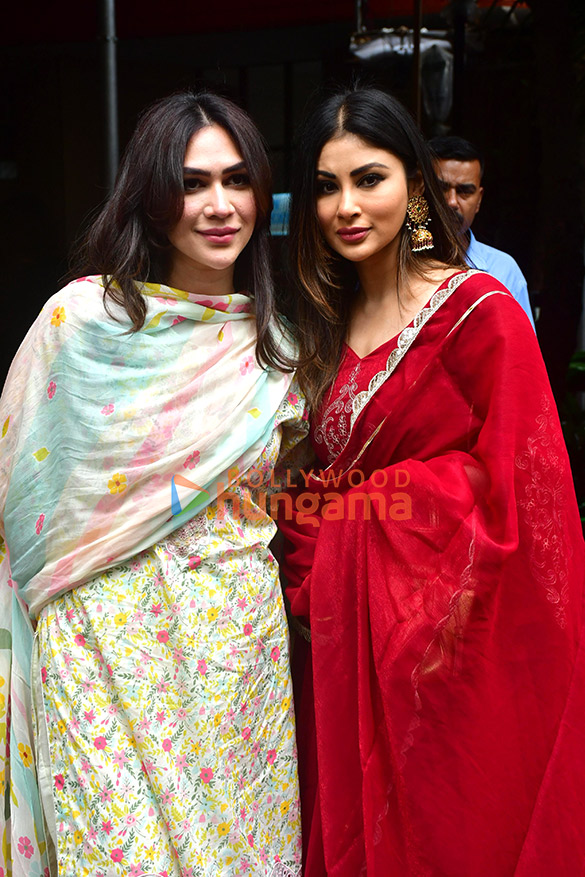 photos mouni roy and vanessa walia snapped at iskon temple in juhu 4