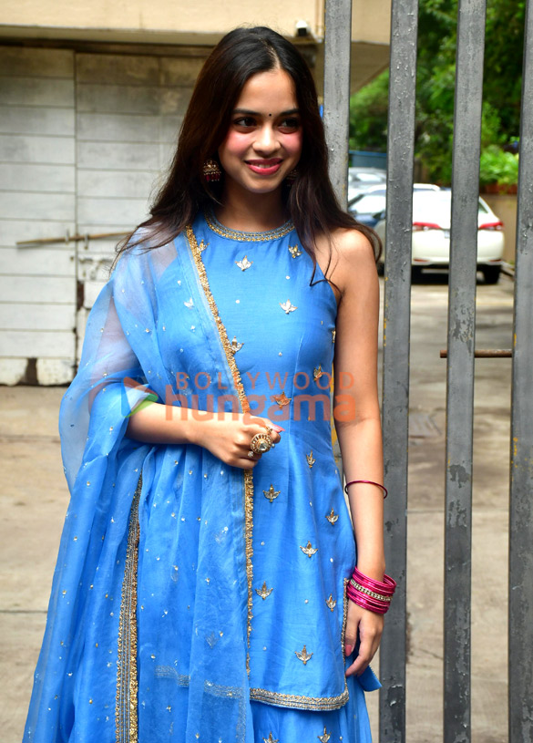 photos nitanshi goel snapped outside govindas residence in juhu 5