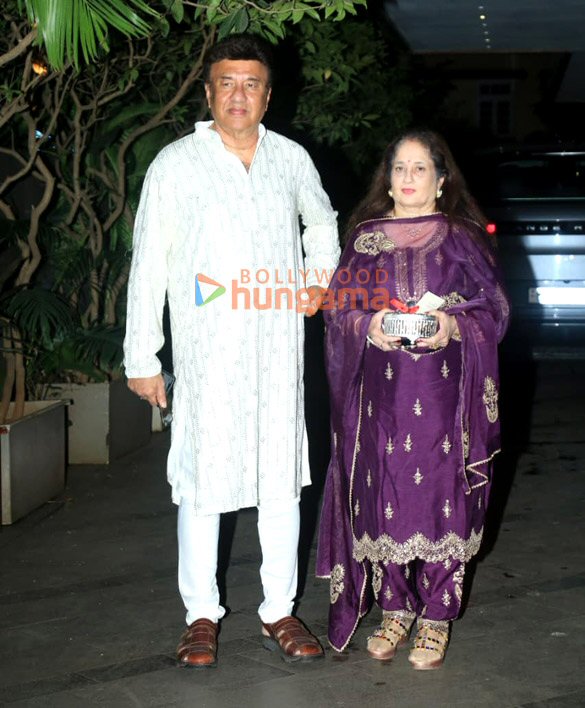 photos rakul preet singh jackky bhagnani bhushan kumar and others at bhagnani house for ganpati darshan in bandra 16