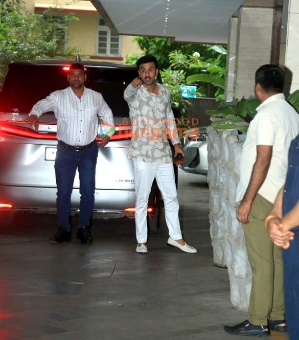 photos rakul preet singh jackky bhagnani bhushan kumar and others at bhagnani house for ganpati darshan in bandra 18
