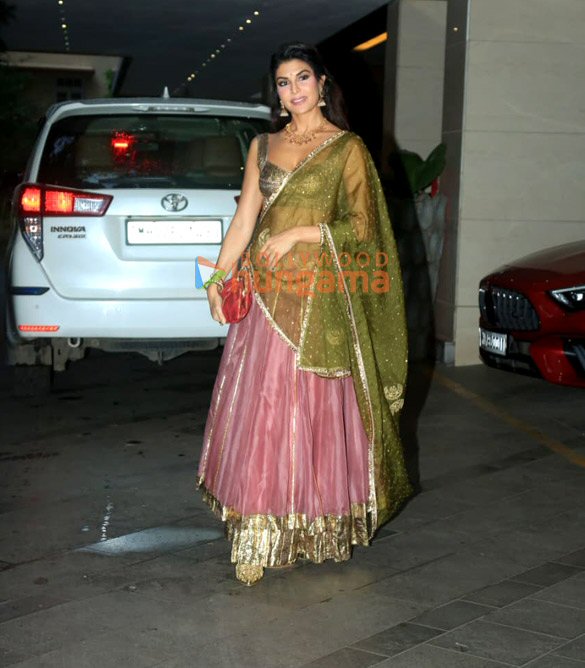 photos rakul preet singh jackky bhagnani bhushan kumar and others at bhagnani house for ganpati darshan in bandra 20