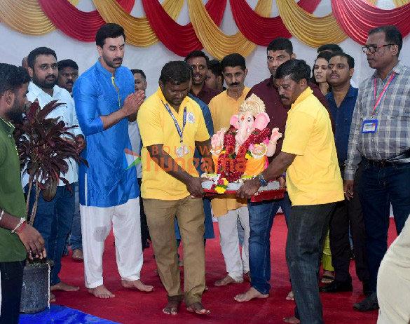 photos ranbir kapoor and neetu singh snapped during ganpati visarjan 2