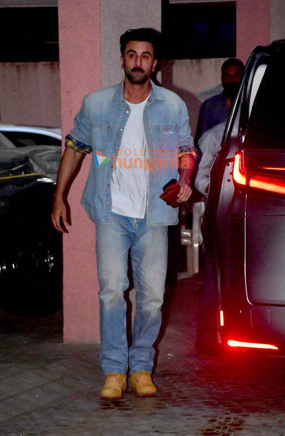 photos ranbir kapoor snapped at sanjay leela bhansalis office in juhu 3 3