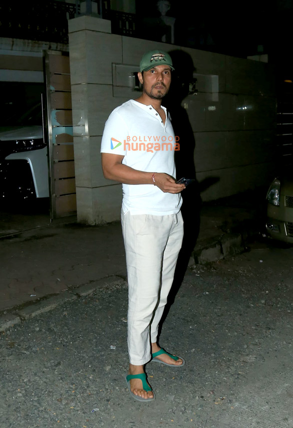 photos randeep hooda snapped in bandra 2