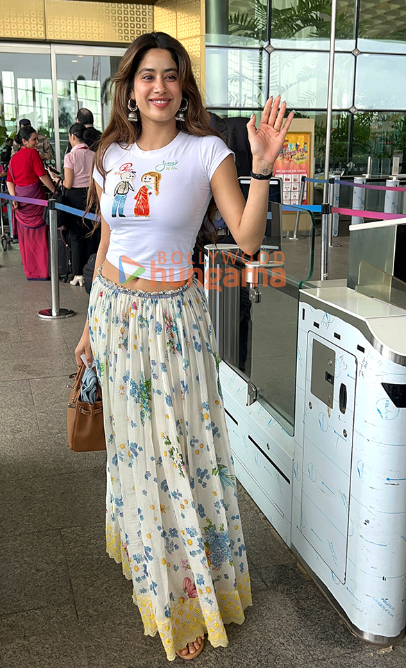 photos saif ali khan kareena kapoor khan janhvi kapoor and sidharth malhotra snapped at the airport 2