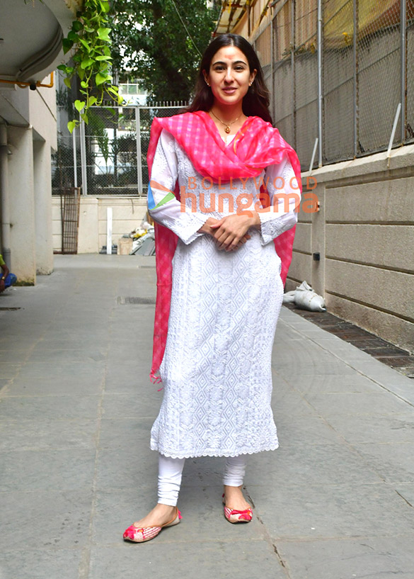 photos sara ali khan celebrates her birthday with media 9
