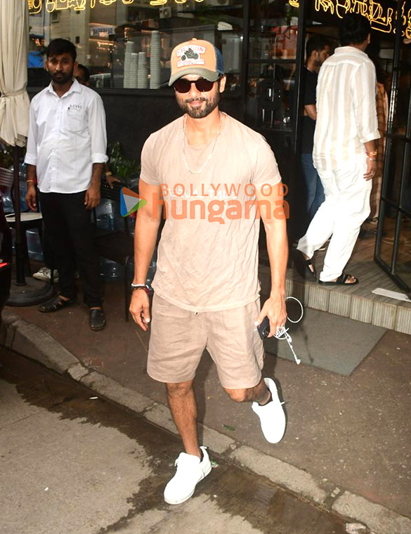 Photos: Shahid Kapoor spotted outside a cafe in Bandra Photos: Shahid Kapoor spotted outside a cafe in Bandra