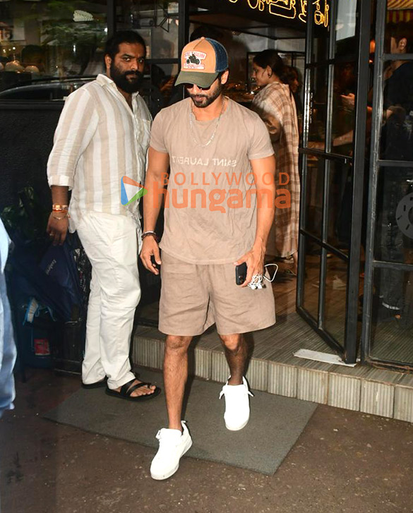 photos shahid kapoor spotted outside a cafe in bandra 5