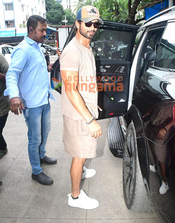 photos shahid kapoor spotted outside a cafe in bandra 6
