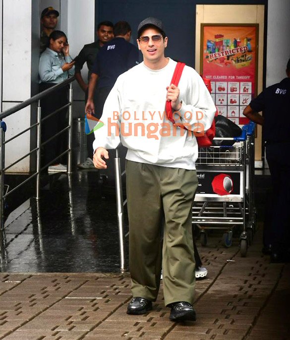 photos sidharth malhotra and dinesh vijan snapped at kalina airport 6