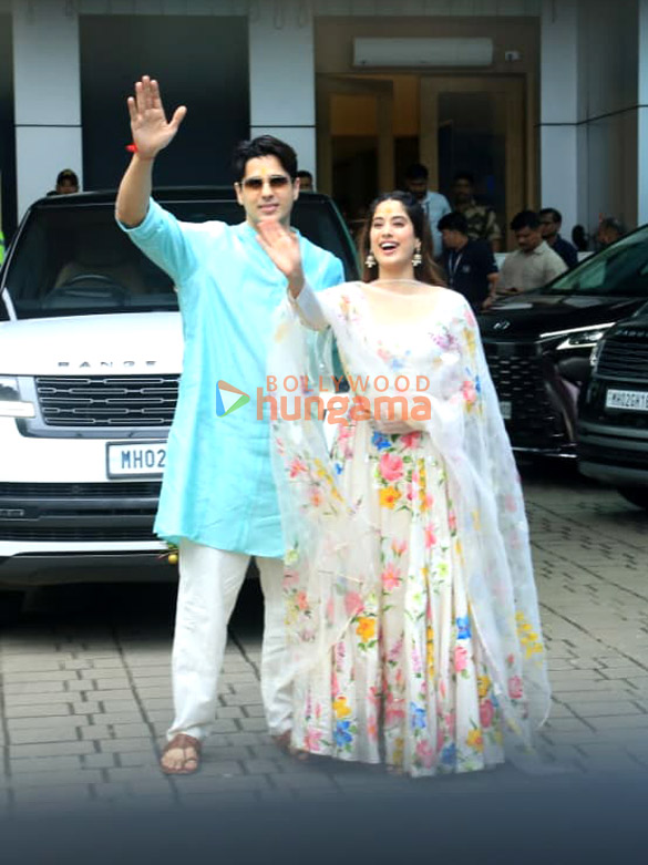 Photos: Sidharth Malhotra and Janhvi Kapoor snapped at Kalina airport Photos: Sidharth Malhotra and Janhvi Kapoor snapped at Kalina airport