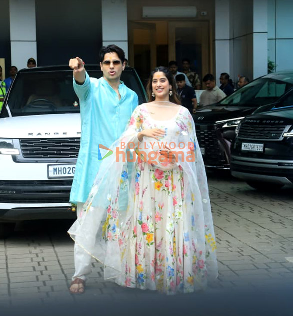 photos sidharth malhotra and janhvi kapoor snapped at kalina airport 4