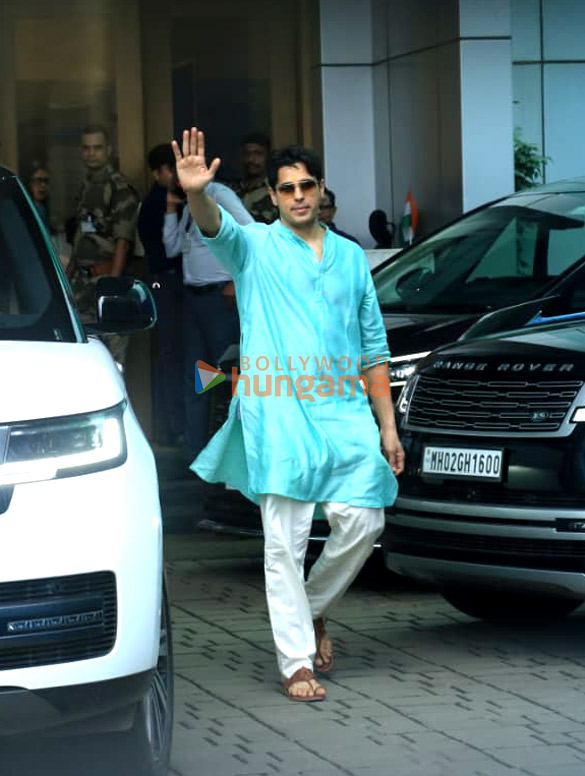 photos sidharth malhotra and janhvi kapoor snapped at kalina airport 6