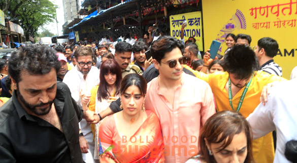 photos sidharth malhotra and janhvi kapoor snapped at lalbaugcha raja 5