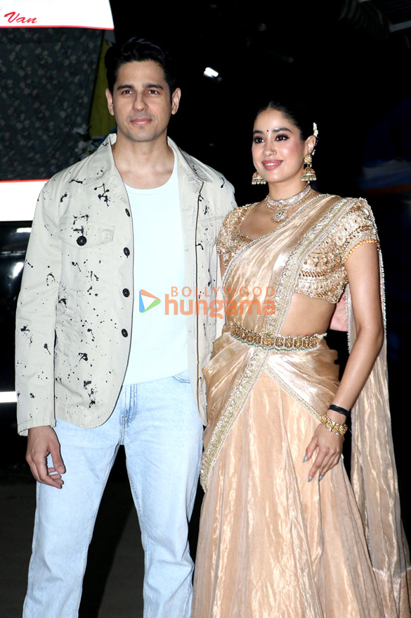 photos sidharth malhotra and janhvi kapoor snapped promoting param sundari on the sets of super dancer 5 2