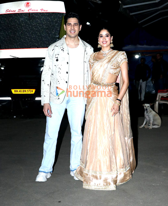 photos sidharth malhotra and janhvi kapoor snapped promoting param sundari on the sets of super dancer 5 3