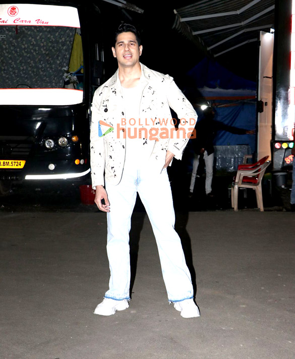 photos sidharth malhotra and janhvi kapoor snapped promoting param sundari on the sets of super dancer 5 4