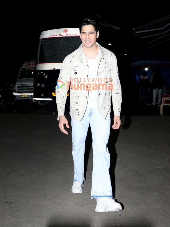 photos sidharth malhotra and janhvi kapoor snapped promoting param sundari on the sets of super dancer 5 5