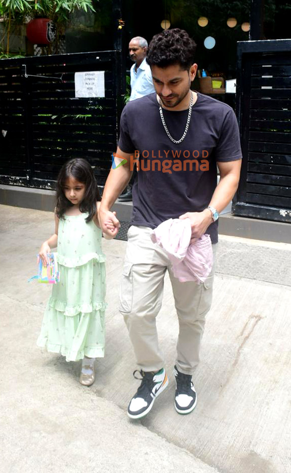 photos soha ali khan and kunal kemmu spotted outside a restaurant in bandra with their daughter inaya 2