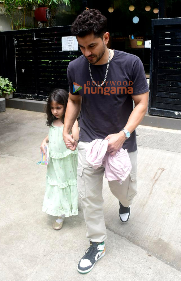 photos soha ali khan and kunal kemmu spotted outside a restaurant in bandra with their daughter inaya 4