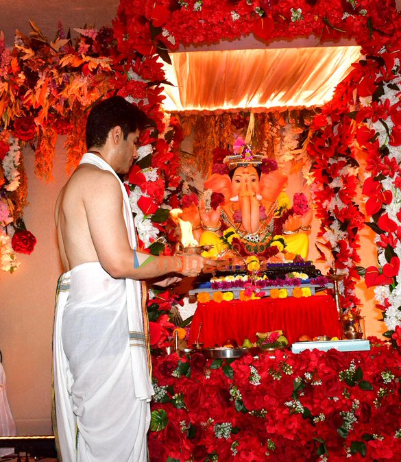 photos tusshar kapoor welcomes ganpati bappa at his home 3